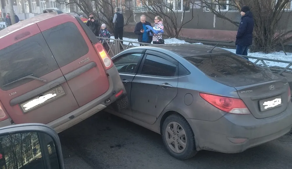 Взлетает «Ларгус» в небеса: в Ярославле «Лада» «оседлала» «Хендай»