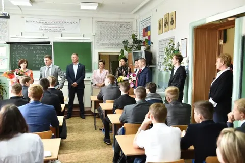 Дмитрий Степаненко посетил ярославскую школу с углубленным знанием английского языка
