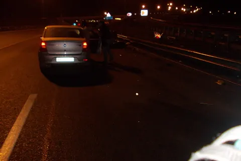 В Ярославской области Опель снес дорожное ограждение