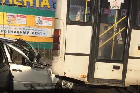 В Ярославле «Лада Калина» врезалась в маршрутное такси