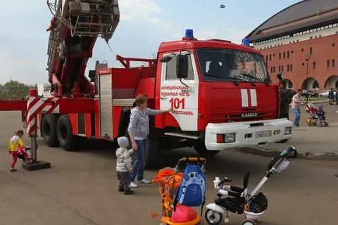 Пожарные вручили медаль губернатору Ярославской области (с фото)