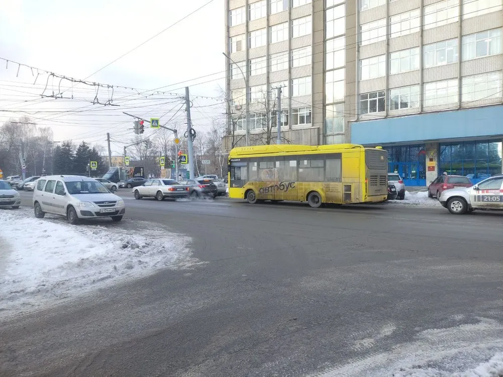 «Стекла грязнущие»: ярославцы мечтают о чистых жёлтых автобусах