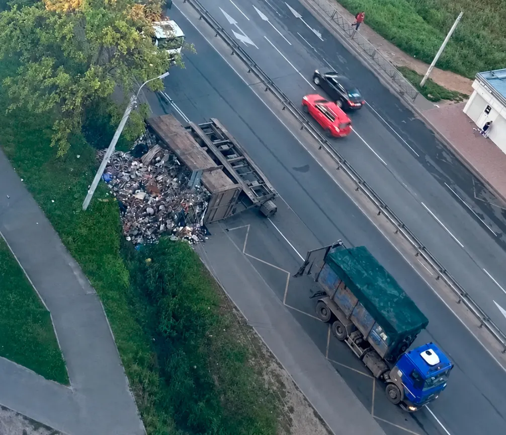 В Ярославле неподалёку от крупного торгового центра развалился мусоровоз