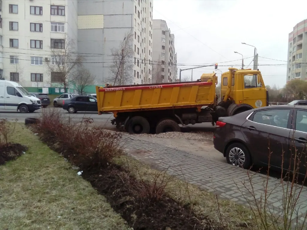 В Ярославле «аварийка» застряла в яме