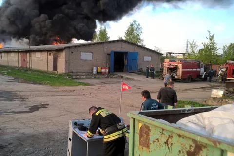 Для тушений пожара в Ярославле  привлечен вертолет Ка-32 МЧС России: фото