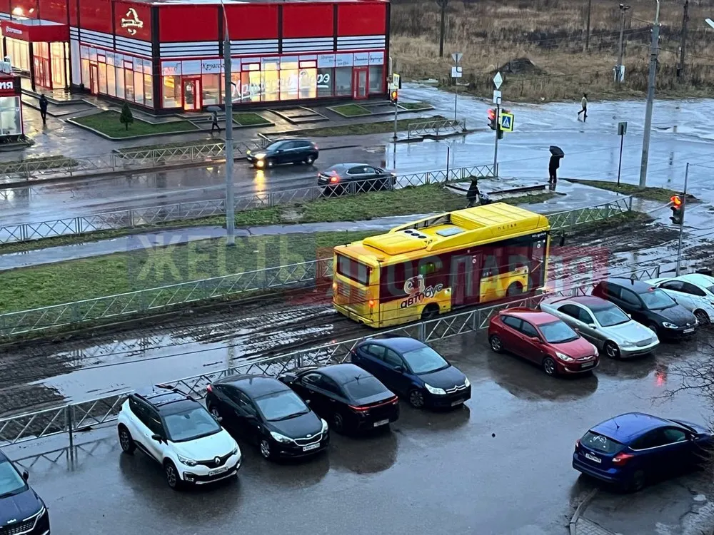 В минтрансе рассказали, почему «Яавтобус» застрял на трамвайных путях