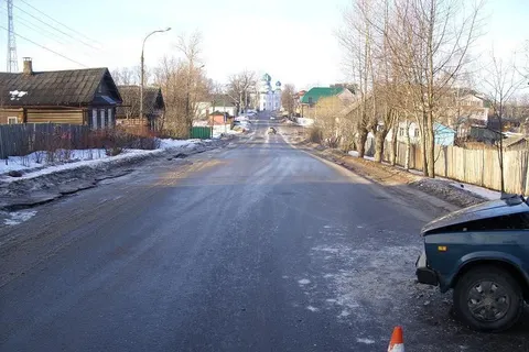 В Угличе «ВАЗ-2105» с несовершеннолетним пассажиром врезался в дерево
