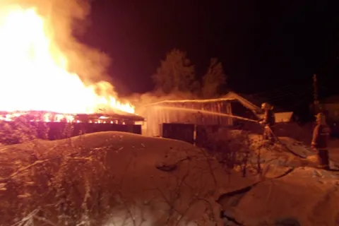 В Ярославской области сгорели дом и автомобиль
