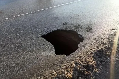 В Ярославле легковушка провалилась под асфальт - фото