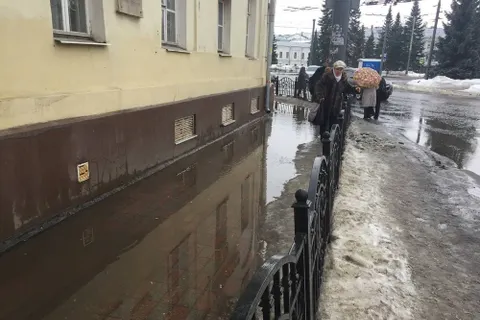 Ярославцы рискуют жизнью, пытаясь обойти лужи в центре города: видео