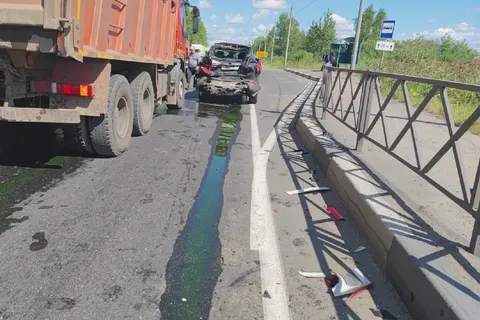 Грузовик с асфальтом протаранил машину ярославского блогера: фото