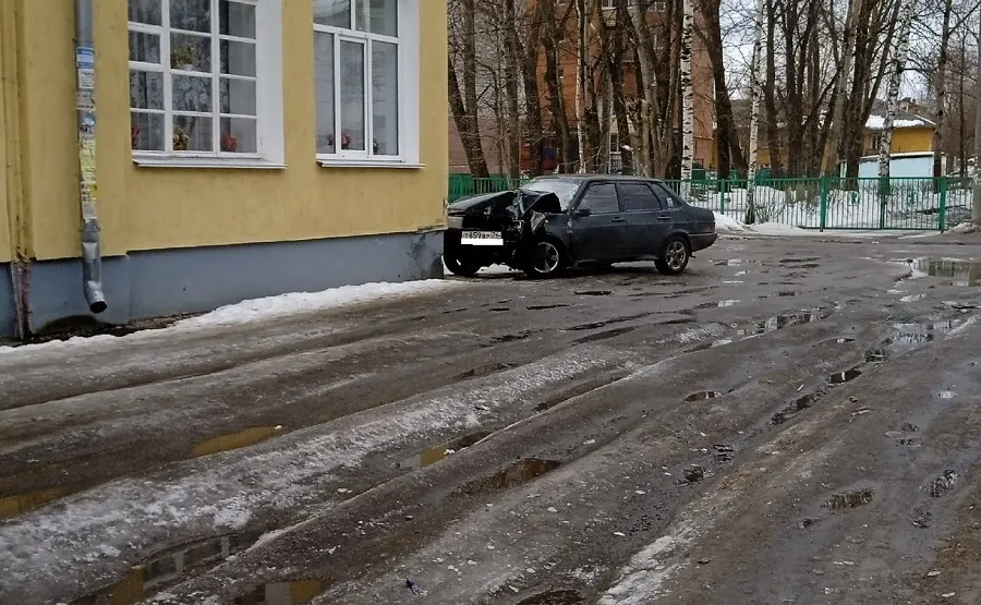 Капот в крови: в Ярославле легковушка врезалась в здание