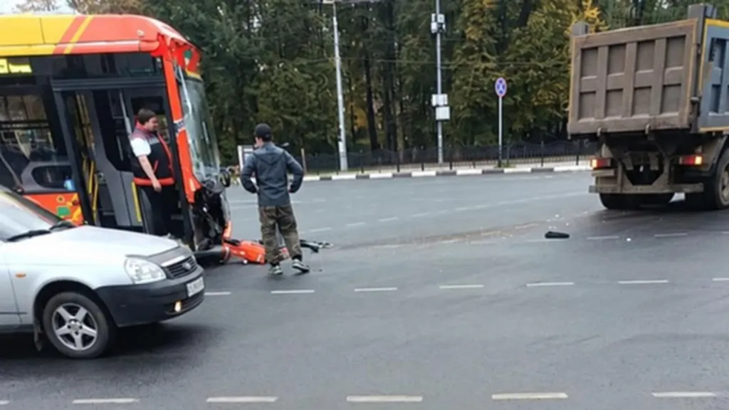 В Ярославле новый троллейбус столкнулся с самосвалом