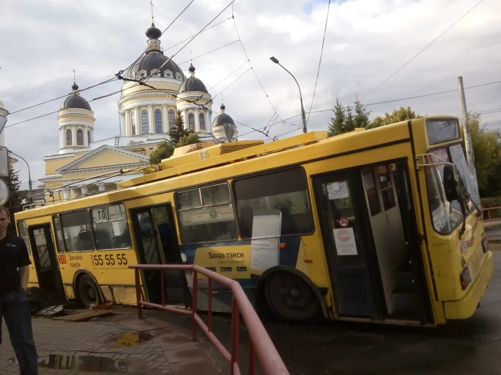 В самом центре Рыбинска троллейбус провалился в яму