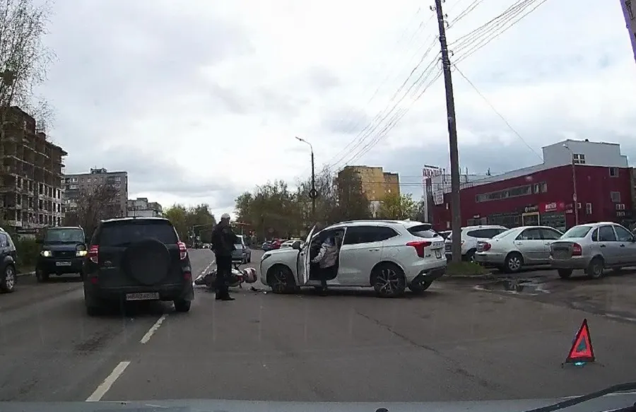 В Ярославле столкнулись внедорожник и скутер
