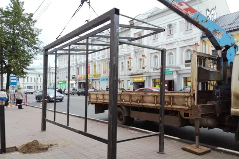 На улице Свободы в Ярославле смонтировали первую остановку нового образца