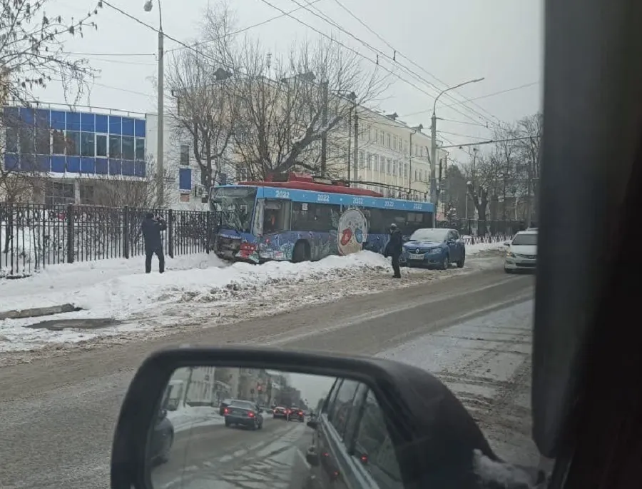 В Ярославле троллейбус попал в ДТП около 43 школы