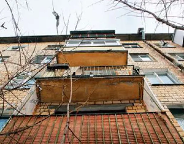 В Ярославле школьница  выпала с  балкона  и разбилась