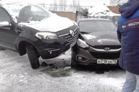 Тройное ДТП в Ярославле: Renault оседлал Hyundai 