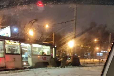 В Ярославле легковушка попала под трамвай