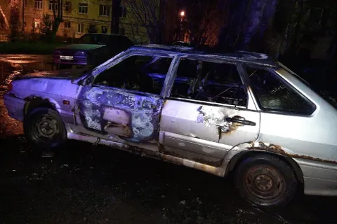 В Ярославле ночью сожгли два автомобиля