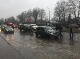 За Волгой в Ярославле столкнулись сразу три машины