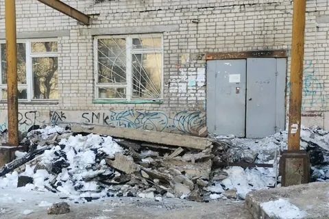 В Ярославской области обрушилось крыльцо общежития: жители оказались заблокированы