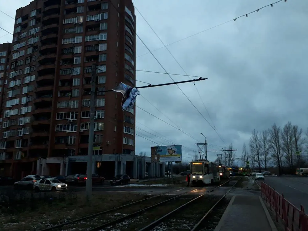 В Ярославле из-за улетевшего баннера встали трамваи