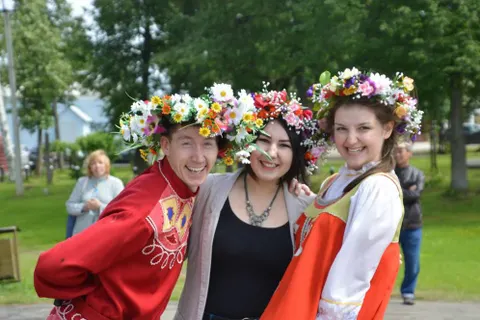 В Вятском плели венки и пускали их по воде
