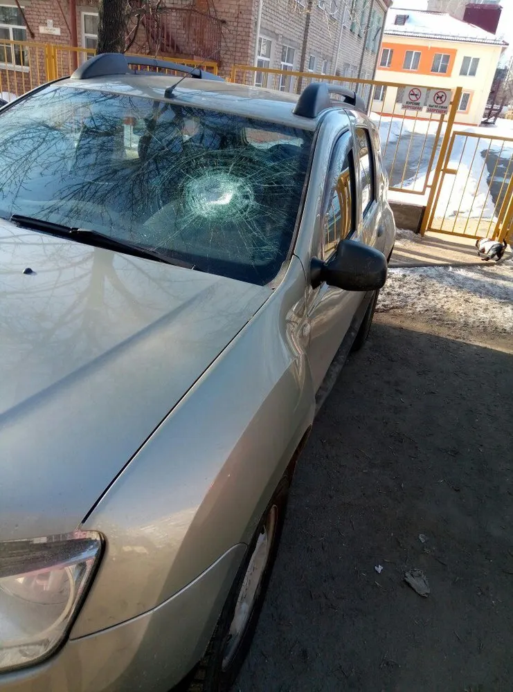 В Ярославской области неизвестные закидали машины кирпичами