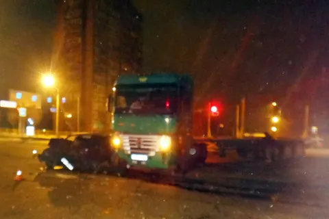 В Ярославле на Московском проспекте «Жигули» столкнулись с фурой