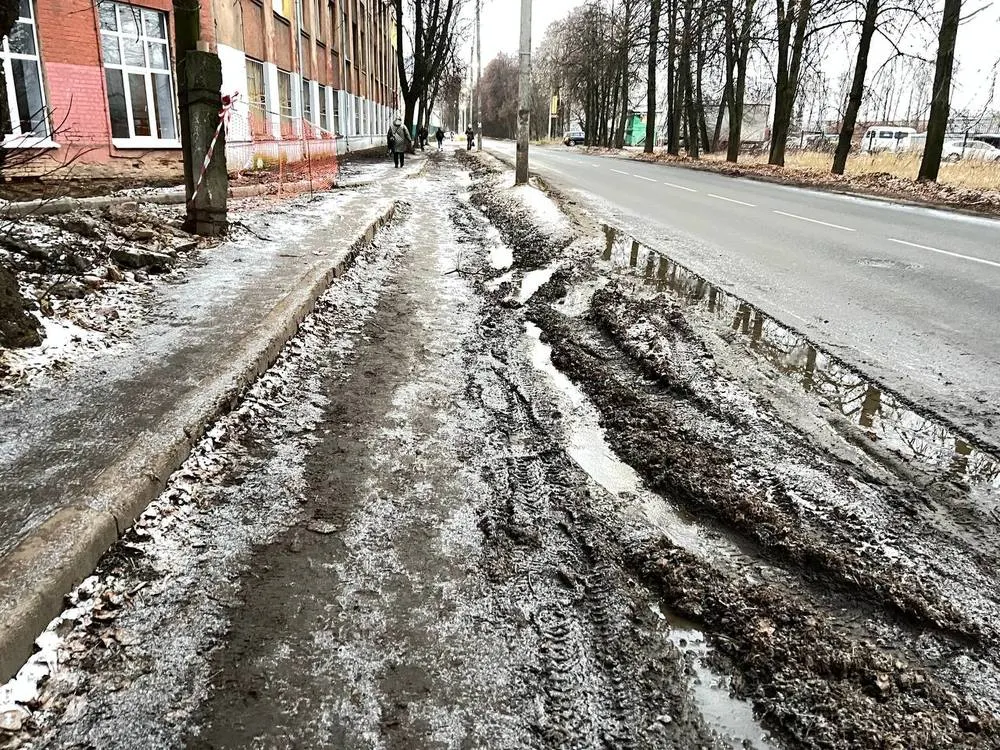 Ярославцы просят отремонтировать заполненный грязью и разбитый тротуар