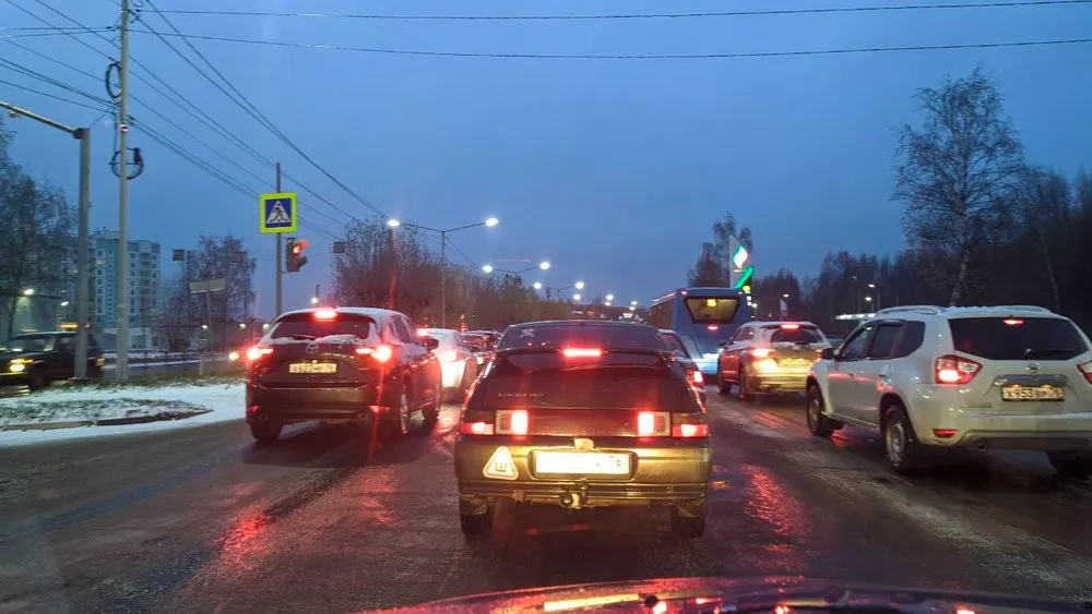 Из-за нечищеных дорог Ярославль встал в пробки