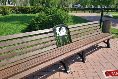 Скамейки в центре Ярославля «украсили» объявлениями «осторожно, окрашено»