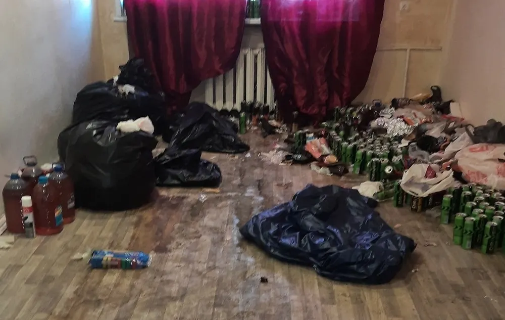 В Ярославле квартирант оставил хозяевам комнаты 500 банок с мочой