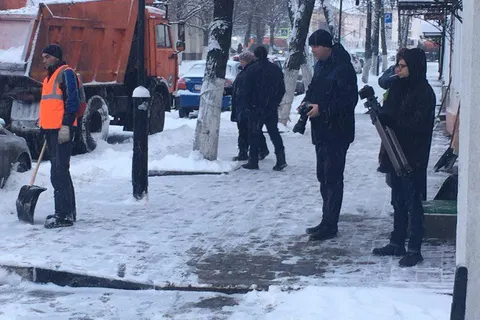 Ярославль стоит в пробках, у мэрии показательно убирают снег
