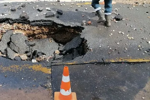 В Ярославле из-под земли забил гигантский фонтан: видео