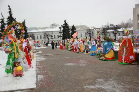 В сквере на улице Андропова в Ярославле устанавливают масленичных кукол