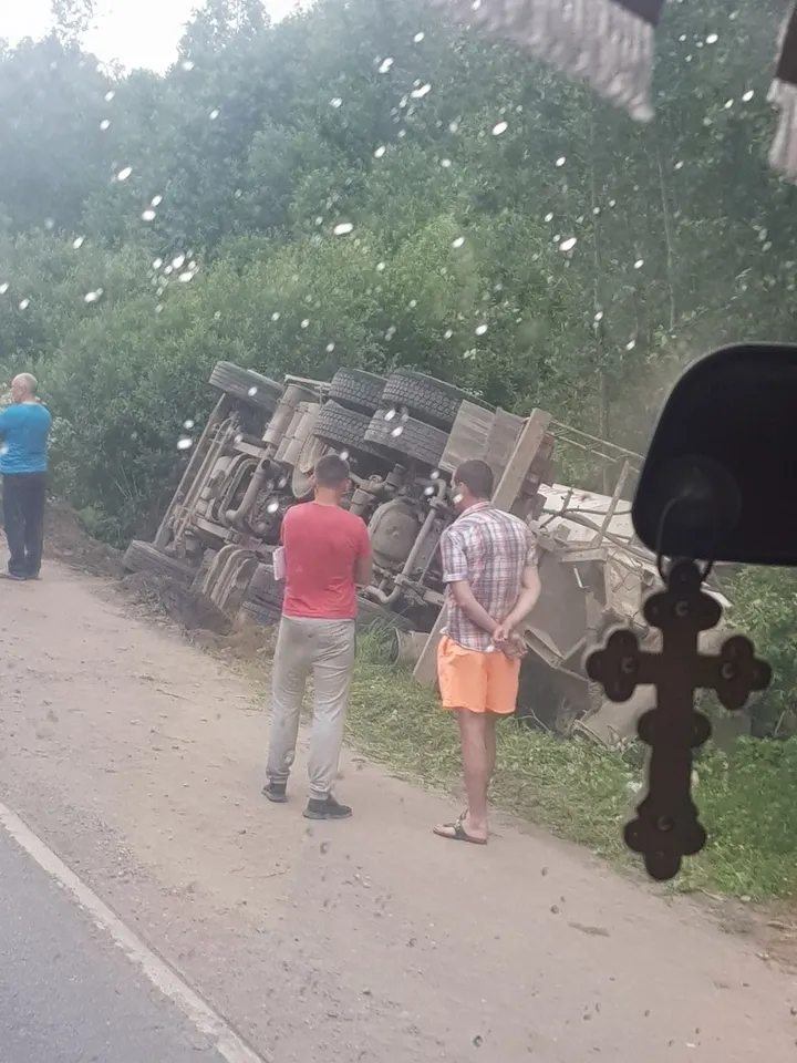 В Ярославле на Костромском шоссе перевернулся только что отремонтированный бетоновоз-миксер