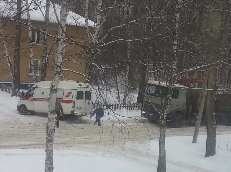 В сугробе в Ярославле застряла машина скорой помощи