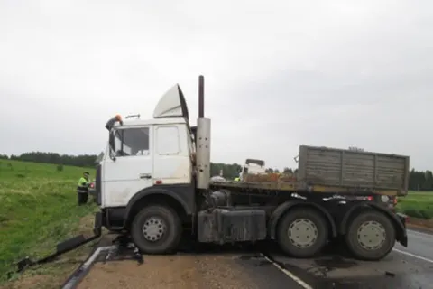 Под Переславлем Ярославской области МАЗ раздавил Ладу Приору