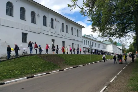 Более тысячи ярославцев пришли обнять сердце города