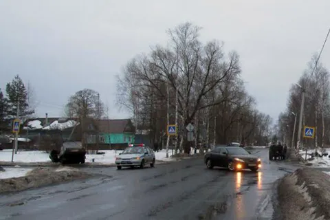 В Пошехонье «Лэнд Крузер» выпихнул с дороги «Жигули»