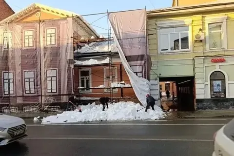 В Ярославле госпитализировали пострадавшую от схода снега