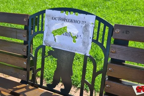 Скамейки в центре Ярославля «украсили» объявлениями «осторожно, окрашено»