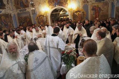 В Ярославле простились с семьей погибшего в ДТП священника