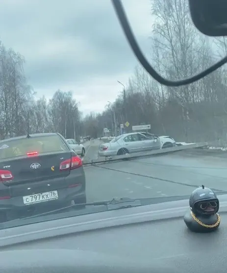 В Ярославле легковушка врезалась в столб