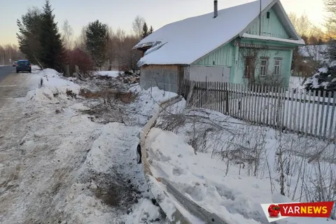 «В гости заехал» — под Ярославлем фура протаранила жилой дом