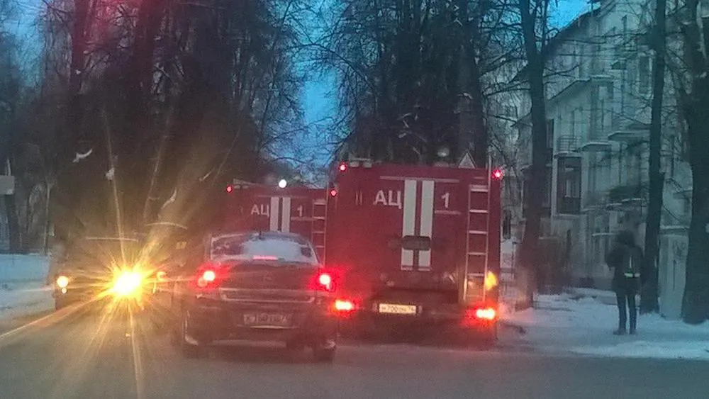 Пожар в санатории Ярославля тушат 20 человек