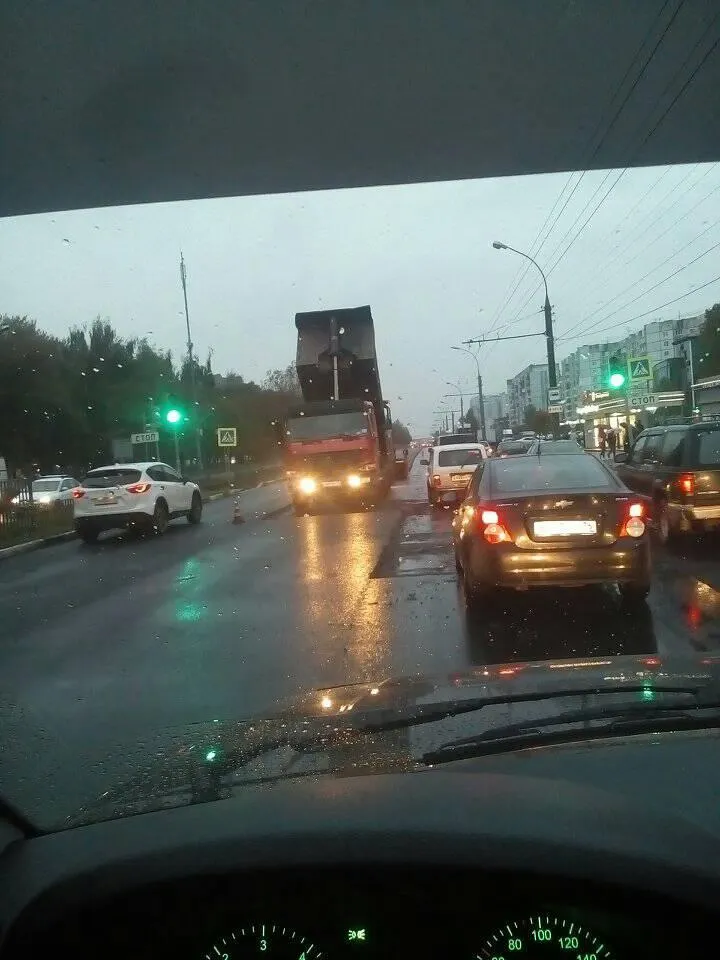 Ярославцы не хотят привыкать к укладке асфальта в дождь